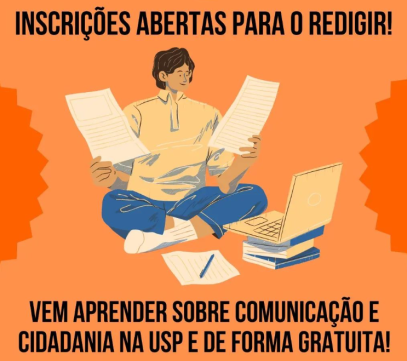Arte digital. A imagem destaca a chamada para inscrições e o convite para aprender comunicação e cidadania. No meio do cartaz há a ilustração de um rapaz jovem sorrindo, sentado de pernas cruzadas no chão segurando folhas de papel com um laptop à sua frente, que está apoiado em uma pilha de livros. Há também uma folha de papel no chão com uma caneta sobre ela. O jovem é pardo, tem cabelos castanhos curtos, usa uma camiseta amarela com gola de botões, calça jeans e meias brancas. A cor de fundo do cartaz é laranja.