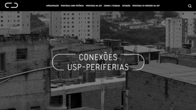 Imagem do site Conexões USP-Periferias. Na parte superior, há um menu preto que redireciona o usuário a outras abas do site que estão escritas em branco: “Apresentação”, “Periferias como Potência”, “Periferias na USP”, “Ensino e Pesquisa”, “Extensão” e “Periferias em Números na USP”. Nos cantos do menu, há a logo do site e um ícone de uma lupa, para pesquisa no site. A maior parte da página é ocupada por uma foto em preto e branco de casas de uma comunidade como fundo para a logo da plataforma: os dizeres “Conexões USP-Periferias” colocada no centro de uma figura que se assemelha a um elo de uma corrente.