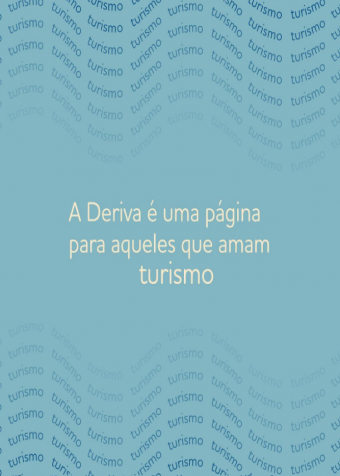 Arte com fundo azul, o texto “A Deriva é uma página para aqueles que amam turismo” em amarelo claro centralizado na imagem. Nas bordas superiores e inferiores, a palavra turismo é repetida diversas vezes, em linhas que simulam ondas.