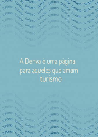 Arte com fundo azul, o texto “A Deriva é uma página para aqueles que amam turismo” em amarelo claro centralizado na imagem. Nas bordas superiores e inferiores, a palavra turismo é repetida diversas vezes, em linhas que simulam ondas. 