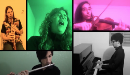 Print mostra mosaico de estudantes em vídeo sobre as atividades do Departamento de Música. Quatro deles tocam instrumentos, enquanto uma mulher, ao centro, canta. A imagem de alguns dos estudantes aparece coberta por filtros de cores, sendo elas o amarelo, o verde e o rosa.