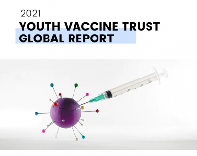 Capa do relatório da pesquisa Youth Vaccine Trust Global Report 2021, que mostra uma seringa de injeção sendo aplicada sobre um coronavírus estilizado, feito a partir de um globo terrestre roxo espetado por alfinetes em diversos pontos