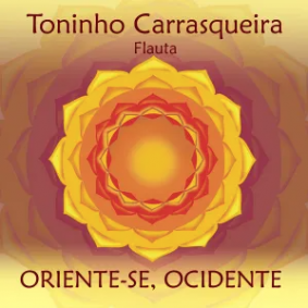 Capa do álbum Oriente-se, Ocidente, de Toninho Carrasqueira. A imagem tem predominância de tons de amarelo, laranja, vermelho e marrom e apresenta no centro um foco de luz amarela cercado pelos contornos de uma mandala, que se repete sucessivamente, aumentando gradualmente de tamanho e ocupando a imagem até suas extremidades. Na parte superior, os dizeres Toninho Carrasqueira, flauta, e na parte inferior, os dizeres Oriente-se, Ocidente