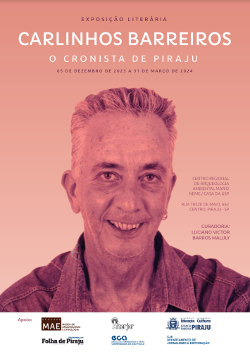 Cartaz de divulgação do evento. Sobre um fundo bege rosado, destaca-se uma foto seria de Carlinhos Barreiros, homem branco, de cabelos curtos e grisalhos e sem barba. Ele brincos em uma das orelhas e uma jaqueta jeans. Sorri para a câmera. Acima e ao lado da foto, o nome da exposição e informações sobre data, local e curadoria. No rodapé, uma faixa branca, os logos de apoiadores.