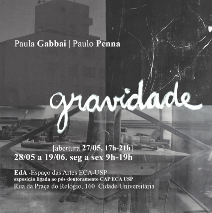 Cartaz em escalas de preto, branco e cinza, ao fundo há fotos de prédios e maquinários. Estão distribuídos no cartaz o nome do evento, responsáveis, local, horário, data, detalhes do evento.