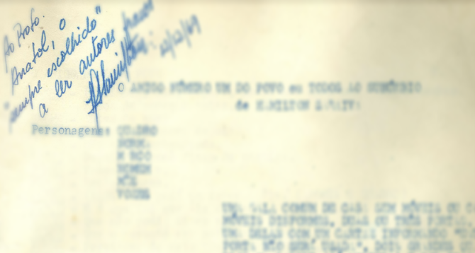 Imagem digitalizada de uma peça de teatro datilografada com uma dedicatória manuscrita. Grande parte do trecho datilografado está desfocado, dando destaque para os dizeres ‘ao professor Anatol, o “sempre escolhido” a ler autores frescos e uma assinatura e a data 12/12/69.