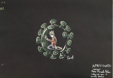 Ilustração de um garoto de máscara ajoelhado dentro do coronavírus. Ele toca a parede interna do vírus com a mão, como se quisesse rompê-la. O fundo é preto, enquanto as figuras desenhadas têm contornos brancos e são preenchidas por tons de verde, laranja e azul escuro. No canto direito, o nome da obra, a data, mar/2020, a assinatura do autor e a descrição dos meios utilizados, lápis de cor e caneta posca.
