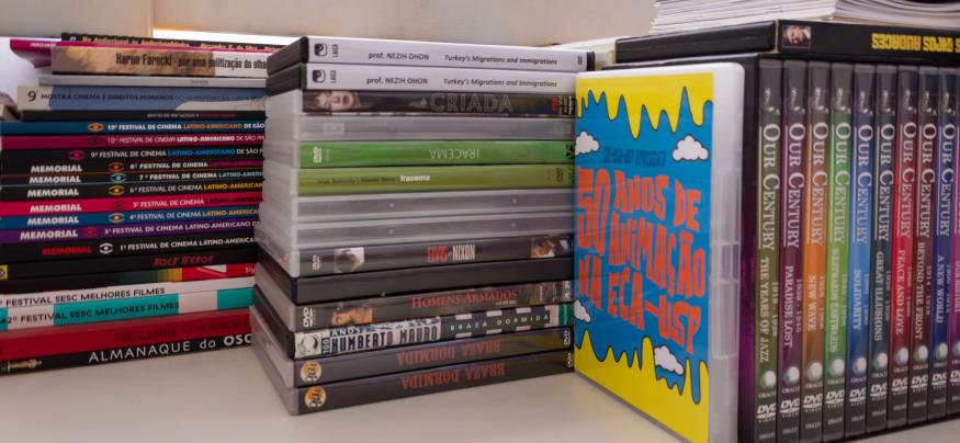 Coleção do acervo de DVDs e outras mídias.
