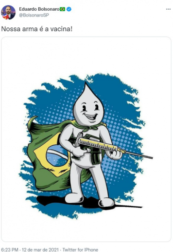 Print de um tweet de Eduardo Bolsonaro, em que ele afirma “Nossa arma é a vacina” e publica uma ilustração do personagem Zé Gotinha, na qual ele usa a bandeira do Brasil como uma capa amarrada no pescoço e segura uma seringa em formato de fuzil. Ele dá um sorriso que busca parecer simpático. Atrás dele, está um fundo azul. 