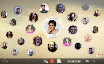 Montagem com cerca de 20 fotos em molduras circulares para exemplificar o funcionamento da plataforma. Ao centro, destaca-se uma mulher negra, a cantora Aretha Franklin, e suas datas de nascimento e morte. O fundo é uma imagem de céu sobre um oceano coberto por um filtro dourado. As molduras das fotos dos convidados têm cores variadas.