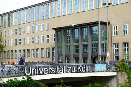 Foto colorida em ambiente externo, da fachada da Universität zu Köln.