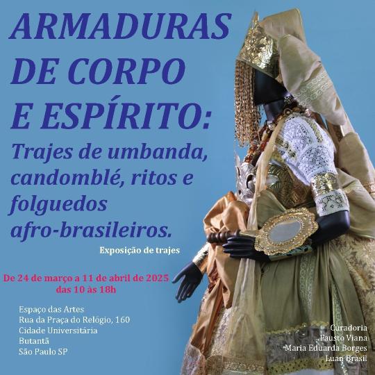 Cartaz de divulgação com o título Armaduras de corpo e espírito: Trajes de umbanda, candomblé, ritos e folguedos afro-brasileiros, em azul escuro e letras grandes. O fundo é azul claro e, à direita, há uma foto de manequim vestindo traje em branco e dourado, com rendas e apliques, típico de religiões de matriz africana. Abaixo do título, estão as informações de data, local, horário e curadoria, em letras menores, brancas e vermelhas.