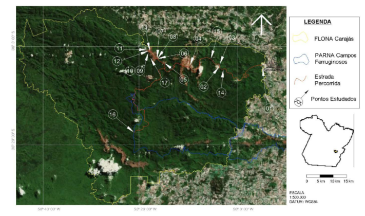 Imagem de satélite com os principais pontos turísticos da FLONA de Carajás. Grande parte da área é verde escura e no lado direito há trechos com menor incidência de mata. Os pontos turísticos estão numerados e indicados por setas, principalmente na metade superior da imagem. A área de floresta é delimitada por um contorno amarelo, a estrada por uma linha vermelha e os campos ferruginosos por uma linha azul. Ao lado da imagem há uma legenda explicando essas informações juntamente com a escala do mapa.