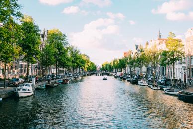 Foto colorida em ambiente externo, do canal de Amsterdam, na Holanda