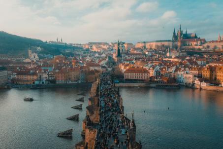Foto colorida em ambiente externo, de uma vista panorâmica de Praga, na República Tcheca.