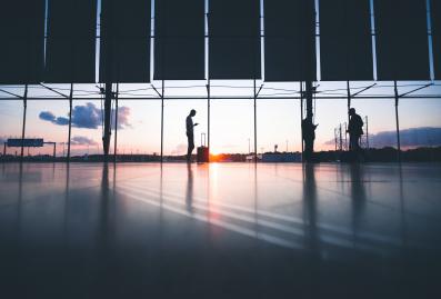 Foto colorida em ambiente interno, de pessoas em um aeroporto