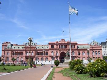 Foto colorida em ambiente externo, da paisagem urbana de Buenos Aires