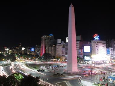 Foto colorida em ambiente externo durante a noite, do basilisco de Buenos Aires 