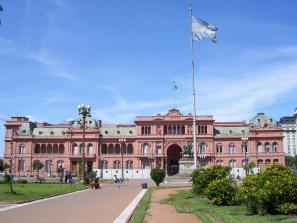 Foto colorida em ambiente externo, da Casa Rosada, tradicional ponto turístico argentino.