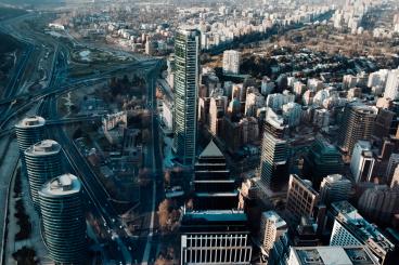 Foto colorida em ambiente externo, de uma vista superior de Santiago, no Chile