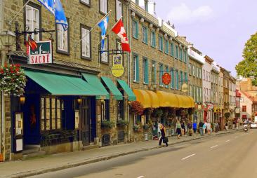 Foto colorida, em ambiente externo, de fachadas de construções históricas em Quebéc, no Canadá