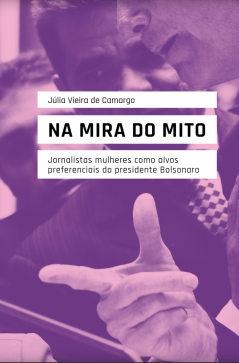 Capa do livro, que tem como base uma montagem digital sobre uma fotografia. Ao fundo, está uma foto da mão de Bolsonaro, com os dedos polegar e indicador esticados, formando a silhueta de uma arma. O rosto dele aparece cortado, mostrando apenas nariz e boca. Outro homem está atrás dele. A foto está coberta por um filtro roxo. O nome da autora, o título do livro e o texto “Jornalistas mulheres como alvos preferenciais do presidente Bolsonaro” estão em letras pretas sobre retângulos brancos.