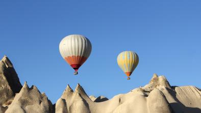 Foto colorida em ambiente, de balões de ar quente na Capadócia