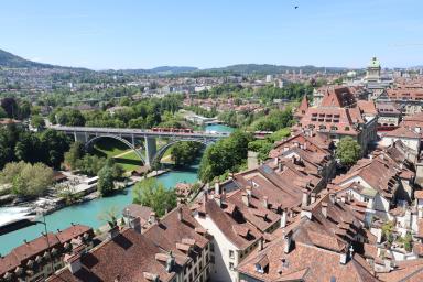 Foto colorida em ambiente externo, de uma visão panorâmica de Bern, na Suíça