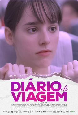 Imagem de perfil de uma garota com cabelo liso e franja ao centro. Abaixo o título do filme em letras maíusculas em tons de rosa, com fundo branco