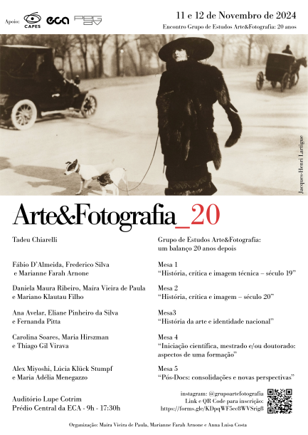 Cartaz de divulgação do evento. No topo, há a data e título do evento, em fonte preta. Abaixo, há uma foto em preto de branco de uma mulher branca, vestida com um casaco de peles preto e um chapéu, levando dois cachorros para passear em uma estrada de terra, com um carro do início do século 20 e uma carroça ao fundo. No centro do cartaz, há o título do evento em fonte preta e vermelha. Abaixo, há a programação das palestras e mesas de debate com nomes das palestrantes, em fonte preta, com um código QR no canto inferior direito com o link para a inscrição. No rodapé, há o nome das organizadoras e apoiadores do evento.