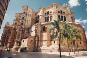 Fachada da Catedral de Málaga, de estilo renascentista e revestimento em tons terrosos
