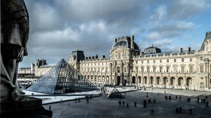 Foto colorida em ambiente externo, do Museu do Louvre em Paris