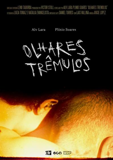 Pôster do filme Olhares Trêmulos. Em destaque, na parte inferior da imagem, a foto das cabeças e nucas de duas pessoas. Uma tem pele branca e cabelos curtos e escuros e parece estar sobre a outra, que tem pele branca e cabelos curtos, ralos e grisalhos. Acima, sobre um fundo preto, destacam-se o título do filme e os nomes do elenco, Alv Lara e Plínio Soares. Mais acima, os créditos da equipe. No rodapé do cartaz, os logos do CTR, da ECA e da USP.