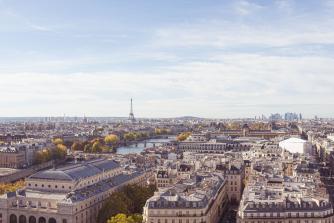 Foto colorida em ambiente externo, de um panorama da cidade de Paris visto de cima