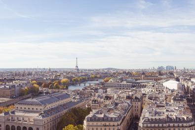 Foto colorida em ambiente externo, da cidade de Paris vista de modo panorâmico
