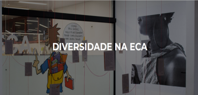 Foto do painel da biblioteca da ECA levemente escurecido. Por cima há o texto &quot;Diversidade na ECA&quot; em letras brancas.