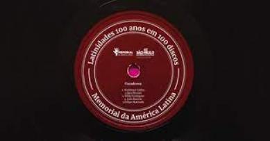 Arte digital de divulgação do livro. A imagem emula uma foto de um disco de vinil, com o rótulo no centro da imagem, cercada pela borda preta onde as músicas estão gravadas. O rótulo leva o título da obra, os nomes dos curadores e os logos do Memorial da América Latina e do Governo do Estado de São Paulo em letras brancas sobre um fundo vermelho escuro.