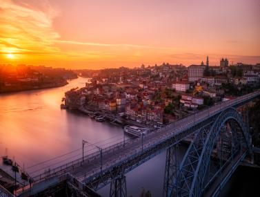 Foto colorida em ambiente externo, da cidade do Porto em Portugal