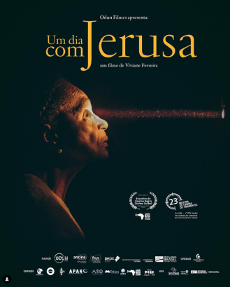 Cartaz do filme Um Dia com Jerusa. Sobre um  fundo escuro, destaca-se  uma foto do perfil de uma  mulher idosa de pele negra. De frente para ela há uma pequena abertura com um feixe de luz direcionado entre os seus olhos iluminando parte de seu rosto. No topo, em letras brancas e amarelas, o texto  Odun Filmes apresenta: Um dia com Jerusa, um filme de Viviane Ferreira. Na parte inferior, vários logos de realizadores e de patrocinadores dispostos lado a lado. 