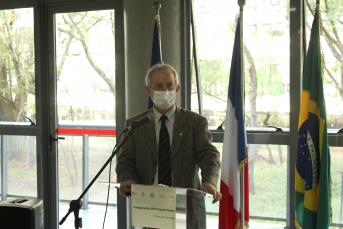 Foto colorida do atual diretor da AUCANI, Sergio Persival Baroncini Proença, na inauguração do France Corner