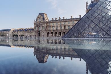 Foto colorida em ambiente externo, do Museu do Louvre, na França