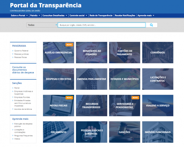 Print de tela mostrando a página inicial do Portal da Transparência do Governo Federal. No centro da imagem destaca-se uma série de retângulos azuis dispostos lado a lado. Cada retângulo é um atalho para um tema e tem uma imagem de fundo relacionada ao assunto. Há temas como Auxílio Emergencial, Despesas e Receitas, Estados e Municípios, Emenda Parlamentar, Viagens a Serviço, entre outros.