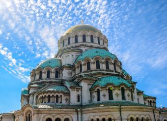 Foto colorida em ambiente externo, de um catedral em Sofia, capital da Bulgária