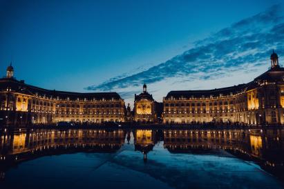 Foto colorida em ambiente externo, do Place de la Bourse, importante monumento da cidade de Bordeaux, na França
