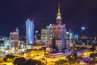 Foto colorida em ambiente externo, do centro urbano de Warsaw, na Polônia