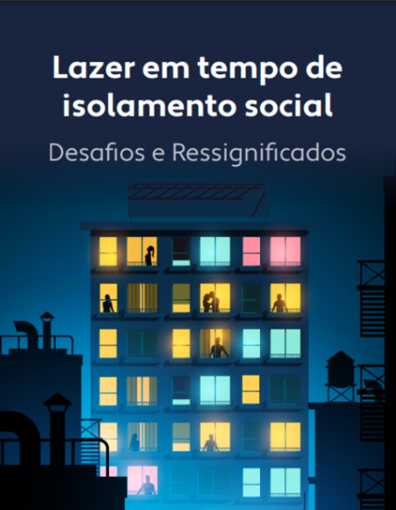 Desenho digital da visão da fachada de um prédio. A maior parte das janelas está aberta e deixando aparecer luzes e silhuetas. Há sombras de outros prédios ao redor do prédio principal. O céu está azul escuro e em cima dele tem-se o título da obra em letras brancas.