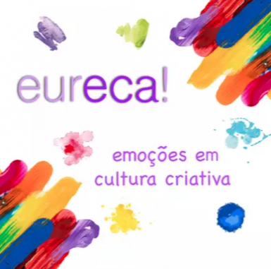 Logo do coletivo Eureca. É composto por um fundo branco, por faixas coloridas que simulam manchas de tinta e pelos textos em roxo &quot;Eureca!&quot; e &quot;emoções em cultura criativa&quot;.