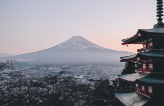 Foto colorida em ambiente externo, com uma vista panorâmica do Japão e, ao fundo, o Monte Fuji. 