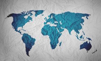 Imagem colorida com a ilustração de um mapa mundi, com os continentes em azul, e os oceanos em cinza