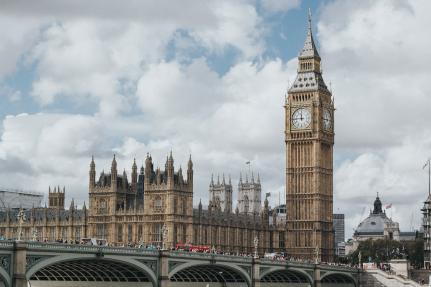 Foto colorida em ambiente externo, do Big Ben e da London Bridge, dois grandes pontos turísticos de Londres